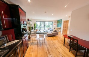 Living area - Bright, Spacious 3BR Home for 5 in The Lane (London)