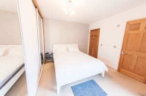3 bedrooms, iron/ironing board, free WiFi - Bright, Spacious 3BR Home for 5 in The Lane (London)