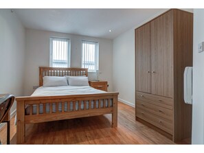 2 bedrooms, desk, iron/ironing board, free WiFi