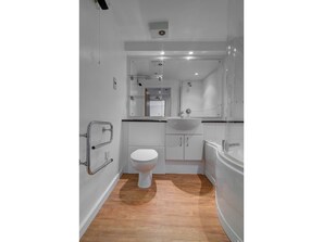 Separate bathtub and shower, free toiletries