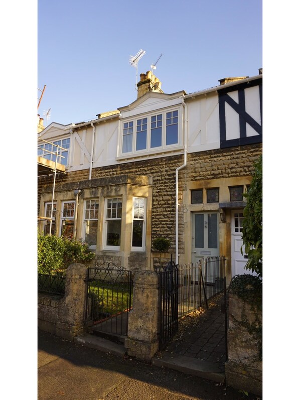 Front of property - Charming, Spacious 3-br Home for 6 in Central Bath (Bath)