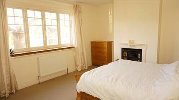 3 bedrooms, iron/ironing board, free WiFi