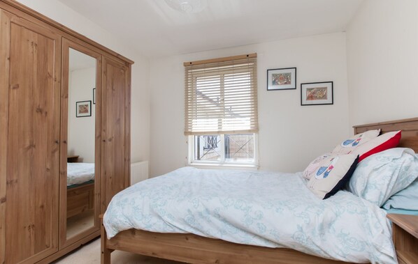 2 bedrooms, iron/ironing board, free WiFi