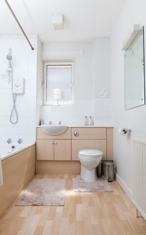 وحدات دش مع أحواض استحمام، مستلزمات مجانية للعناية الشخصية