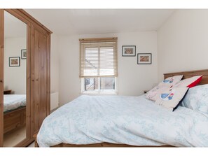 2 bedrooms, iron/ironing board, free WiFi