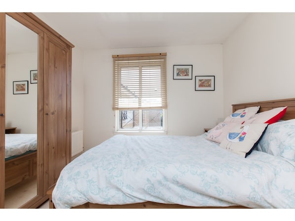 2 bedrooms, iron/ironing board, free WiFi