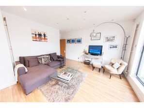 TV - Bright and Spacious Apartment With Terrace (London)