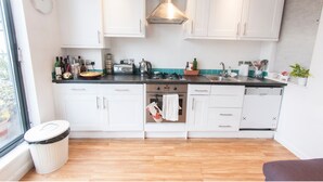 Unclassified image, 2 of 11, button - Bright and Spacious Apartment With Terrace (London)