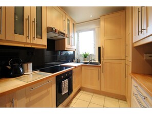 Full-sized fridge, microwave, stovetop, coffee/tea maker - Charming, Spacious 1BR Flat for 4 in Edinburgh (Edinburgh)