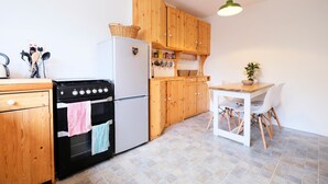 Private kitchen - Bright and Spacious 4BR House (London)