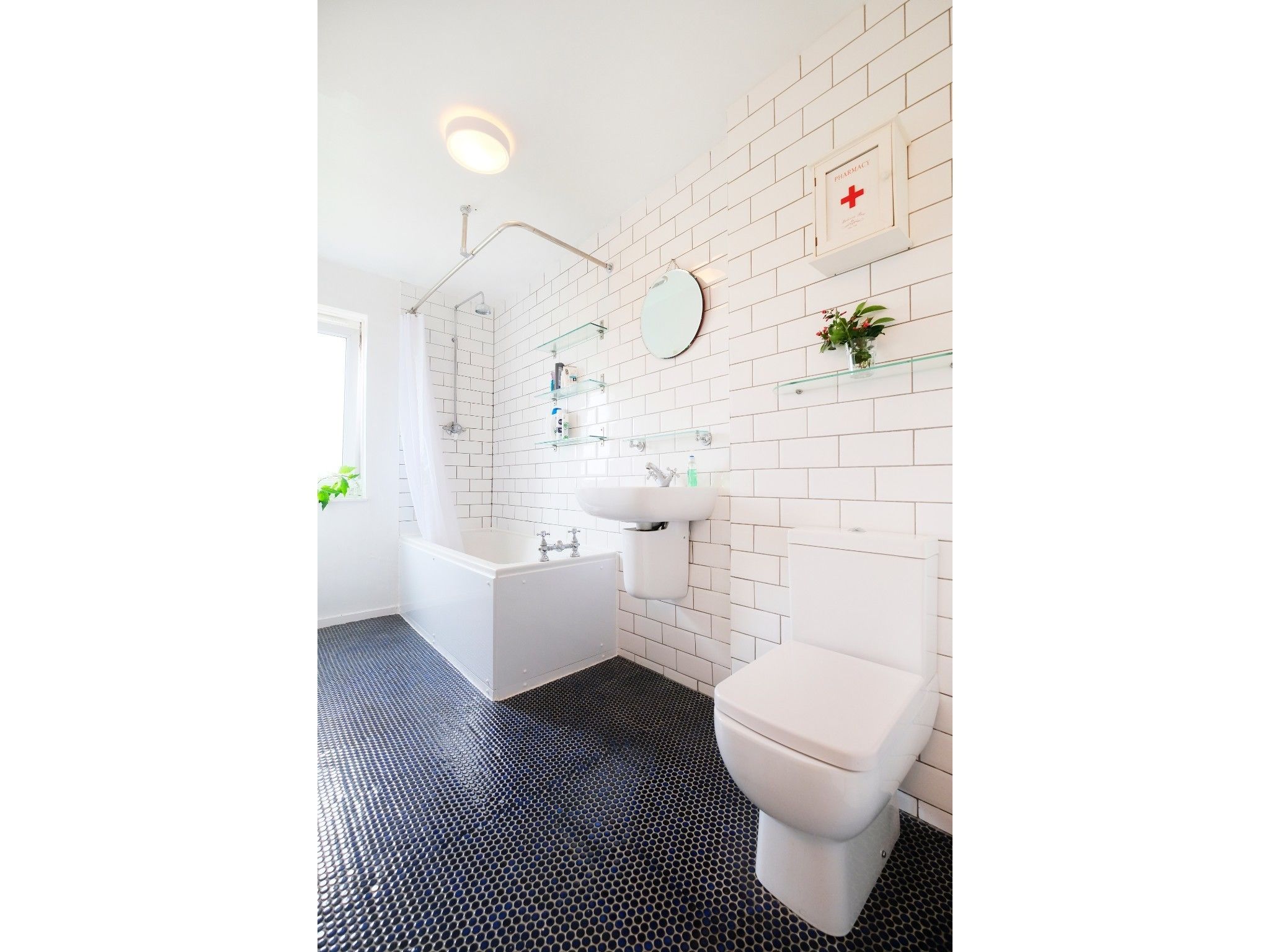 Combined shower/bathtub, free toiletries