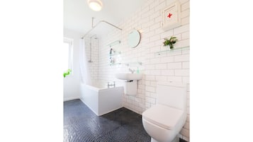 Combined shower/bathtub, free toiletries
