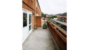 Property grounds - Bright and Spacious 4BR House (London)