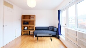 Living area - Bright and Spacious 4BR House (London)