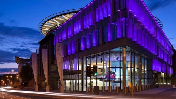 Front of property - evening/night - Central Open Plan Flat Sleeps 4 (Edinburgh)