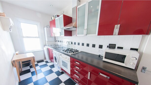 Microwave, dishwasher, cookware/dishes/utensils - Bright, Spacious 1BR Flat for 2 in Walham (London)