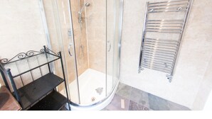 Shower, free toiletries, bidet - Bright, Spacious 1BR Flat for 2 in Walham (London)