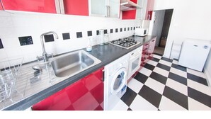 Microwave, dishwasher, cookware/dishes/utensils - Bright, Spacious 1BR Flat for 2 in Walham (London)