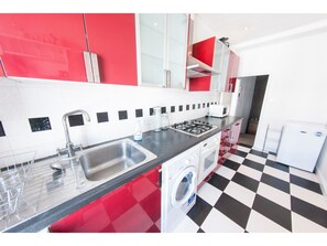 Microwave, dishwasher, cookware/dishes/utensils - Bright, Spacious 1BR Flat for 2 in Walham (London)