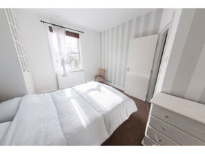 1 bedroom, iron/ironing board, free WiFi - Bright, Spacious 1BR Flat for 2 in Walham (London)