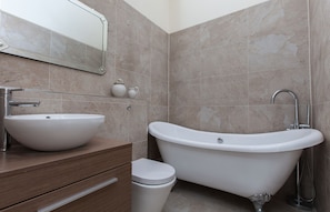 Apartment (3 Bedrooms) | Bathroom
