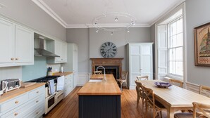 Appartement (3 Bedrooms) | Restauration dans la chambre