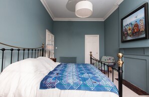 Apartment (3 Bedrooms) | 3 bedrooms, iron/ironing board, free WiFi, bed sheets - Central, Spacious 3BR Edinburgh Flat For 6 (Edinburgh)