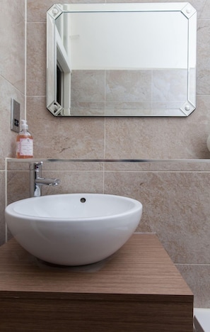 Bathroom - Central, Spacious 3BR Edinburgh Flat For 6 (Edinburgh)
