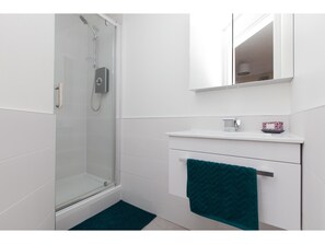 Tina con regadera y amenidades de baño gratuitas