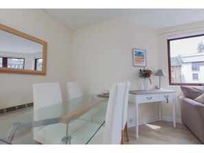 In-room dining - Bright 2BR Flat for 6 Near Morningside W/parking (Edinburgh)