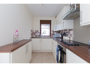 ثلاجة/مجمد بحجم كبير، ميكروويف، ماكينة لصنع القهوة/الشاي