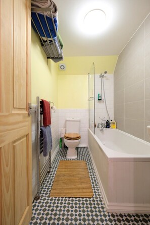 Bathtub, free toiletries