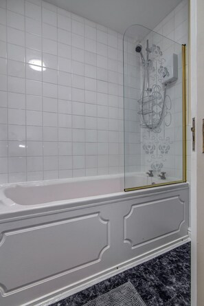 Bathroom shower - Bright, Spacious 2BR Central Manchester Flat for 4 (Manchester)