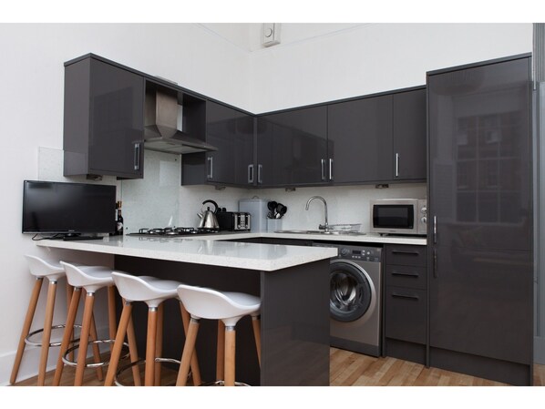 Full-sized fridge, microwave, stovetop, coffee/tea maker