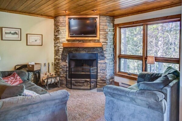 Flat-screen TV, fireplace - Big Sky - Hidden Village 59 (Big Sky)