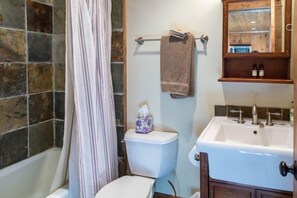 Hair dryer, towels, soap, shampoo - Big Sky - Hidden Village 59 (Big Sky)