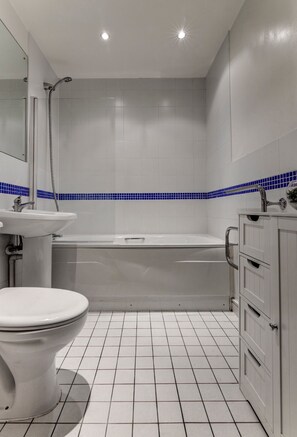 Combined shower/tub, free toiletries - Bright, Spacious 2BR Ancoats Apt for 4 W/balcony (Manchester)