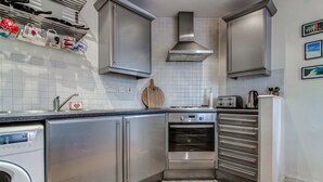Private kitchen - Bright, Spacious 2BR Ancoats Apt for 4 W/balcony (Manchester)