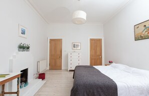 1 bedroom, free WiFi - Bright Corner 1BR Tenement Next to Meadows (Edinburgh)