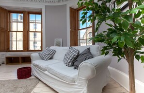 Living area - Bright Corner 1BR Tenement Next to Meadows (Edinburgh)