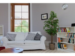 Living room - Bright Corner 1BR Tenement Next to Meadows (Edinburgh)