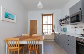 Private kitchen - Bright Corner 1BR Tenement Next to Meadows (Edinburgh)