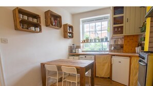 Coffee/tea maker, full-sized fridge, microwave, cookware/dishes/utensils - Charming Home in Bristol's Creative Area (Bristol)