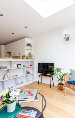 Talo (2 Bedrooms) | Oleskelualue | 40–tuumainen televisio, jossa digitaalikanavat