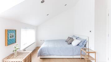 House (2 Bedrooms) | 2 bedrooms, desk, laptop workspace, iron/ironing board