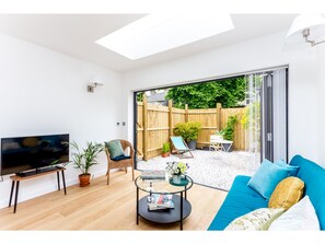 Hus (2 Bedrooms) | Oppholdsrom | En 40-tommers TV med digitale kanaler