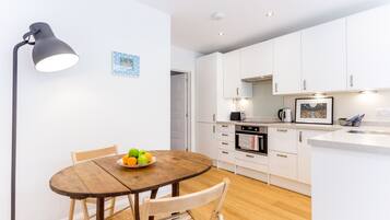 House (2 Bedrooms) | In-room dining