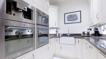 House (3 Bedrooms) | Private kitchen | Full-size fridge, microwave, oven, stovetop