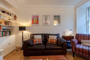 House (3 Bedrooms) | Living area