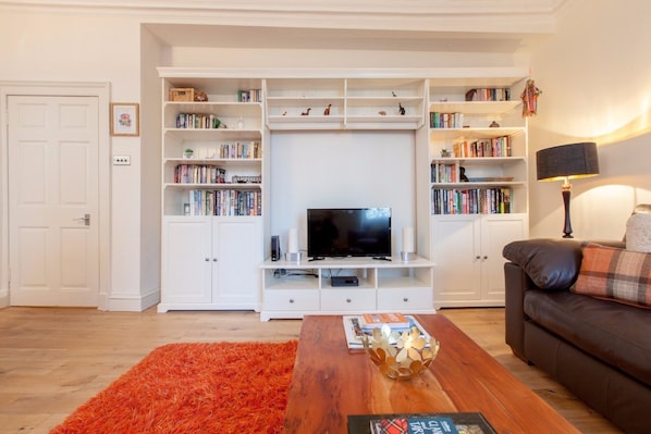 House (3 Bedrooms) | Living area